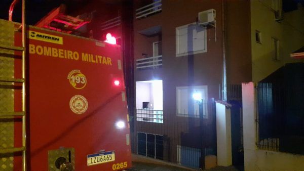 Bombeiros salvam homem trancado na sacada de prédio em Lajeado
