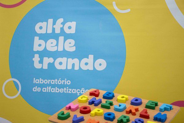 Alfabeletrando forma 500 crianças no Teatro Univates