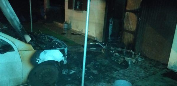 Incêndio atinge veículos e residência em Encantado