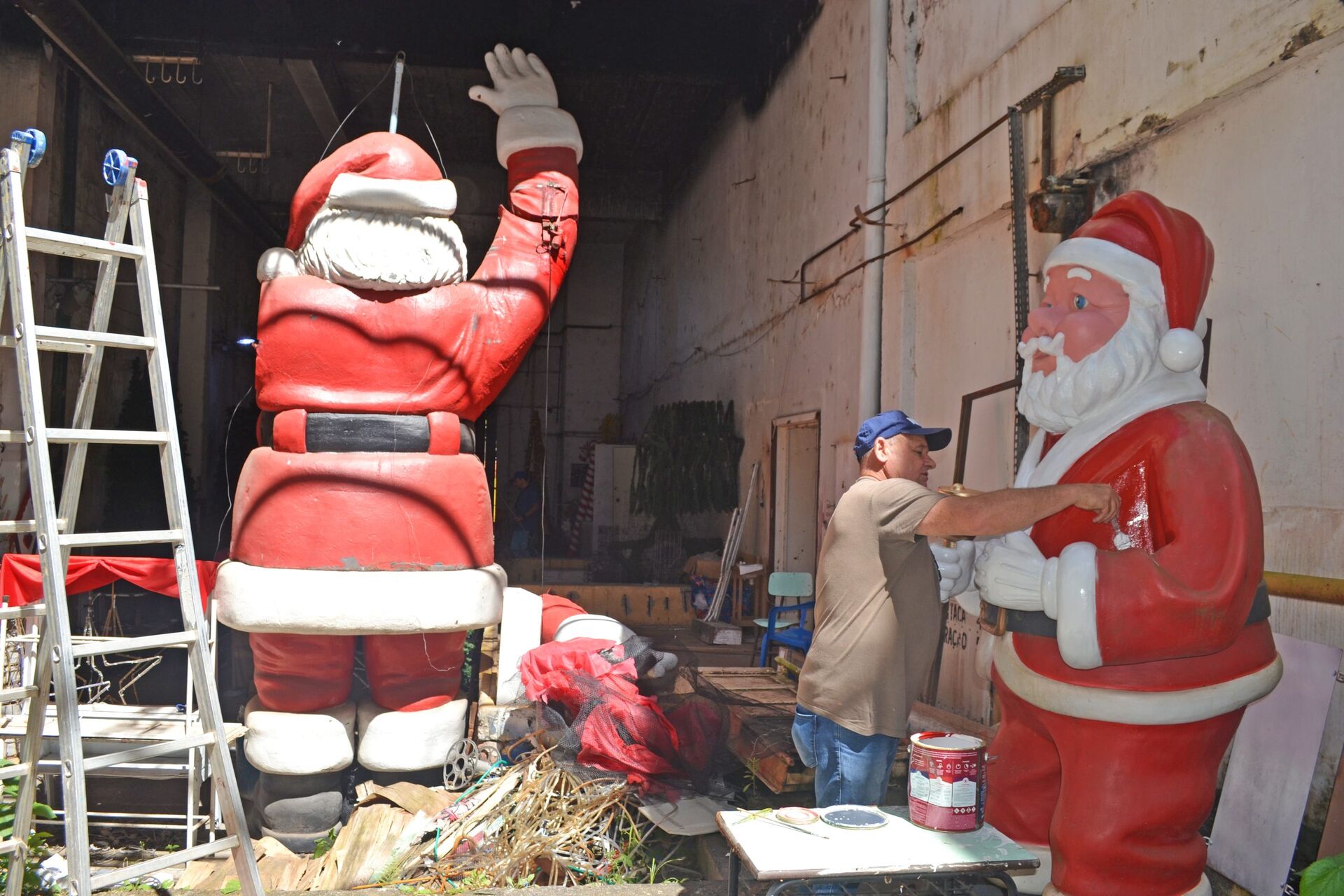 Escola de Samambaia ganha visita do Papai Noel em ação social de Natal