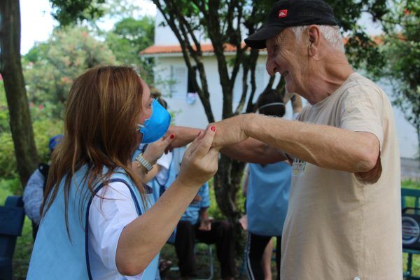 Para o aniversário, Pella Bethânia organiza plantio de 130 árvores