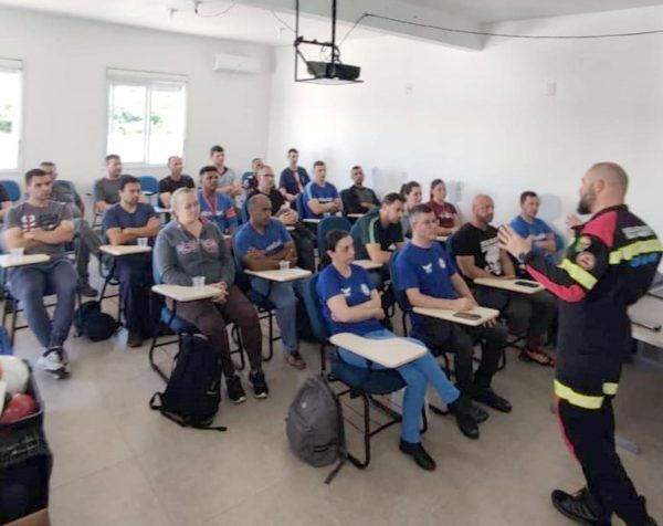 Equipes participam de simulações para combate a incêndio e resgate