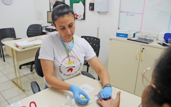 Informação para combater a aids e o preconceito