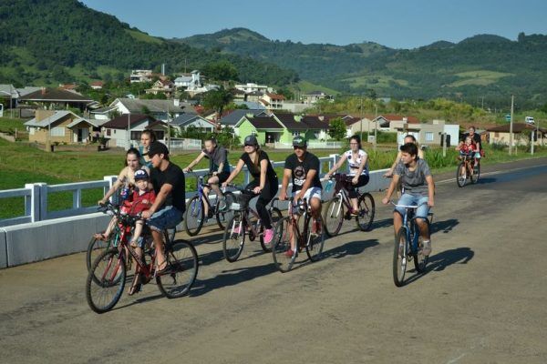 Marques de Souza e Travesseiro promovem passeio da integração