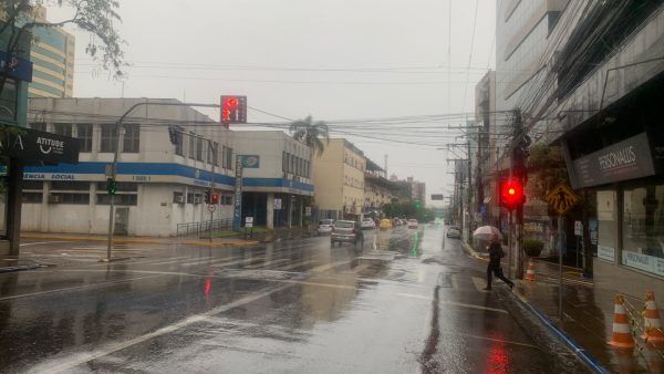 Segunda-feira começa com chuva porém sol aparece ao longo do dia
