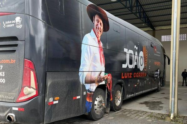 Músico João Luiz Corrêa e equipe estão trancados em rodovia de SC