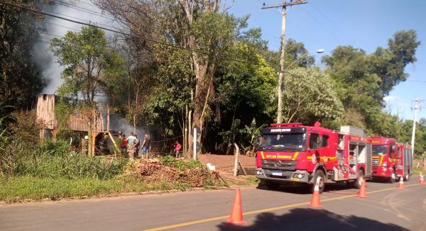 Incêndio consome residência em Estrela