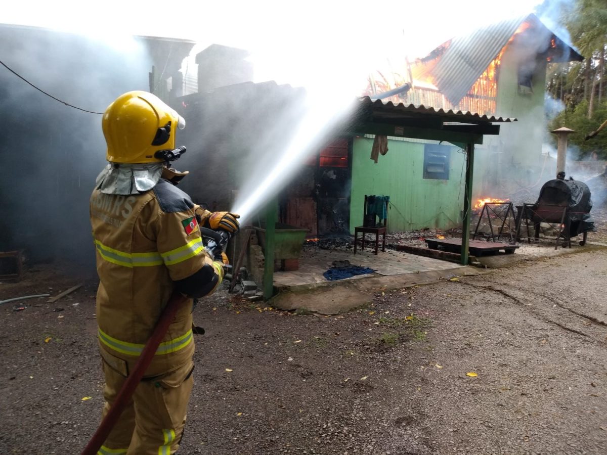 Incêndio destrói residência e atinge oficina em Vespasiano Corrêa
