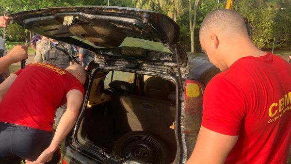Carro localizado em lago no Parque Dos Dick foi furtado em julho no bairro Olarias