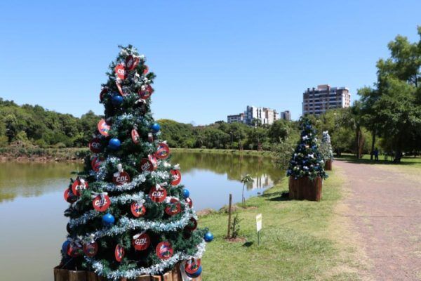 Árvores adotadas são instaladas junto ao lago do Parque dos Dick