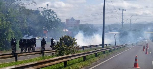 Tropa de choque da PRF entra em confronto com manifestantes na BR 116, em NH