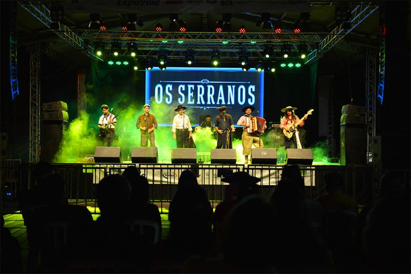 Os Serranos animam público no Palco de Shows
