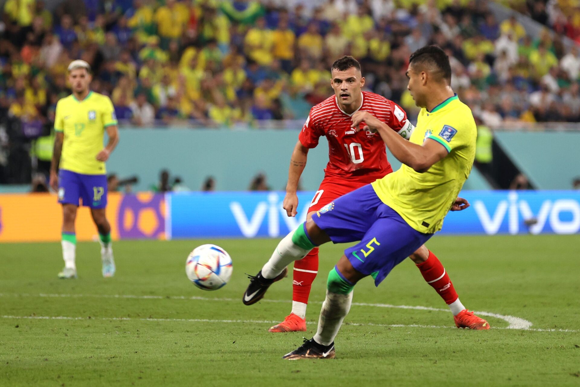 Com gol de Casemiro, Brasil vence e passa para as oitavas da Copa