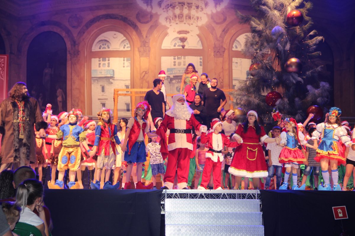 GALERIA: Confira imagens da chegada do Papai Noel em Lajeado