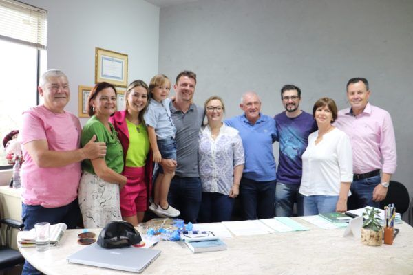 Eduardo Brock recebe homenagem do Executivo de Arroio do Meio