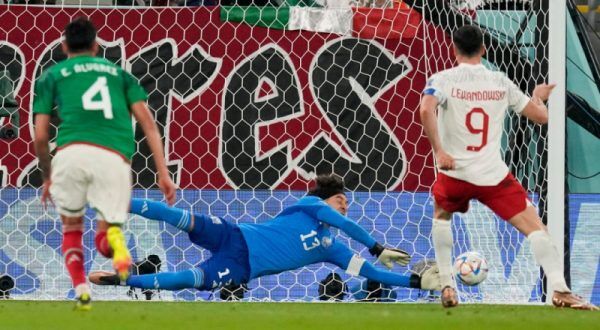 Lewandowski para em Ochoa e Polônia e México não saem do zero