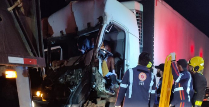 Acidente entre caminhões deixa dois feridos RSC-287, em Venâncio Aires