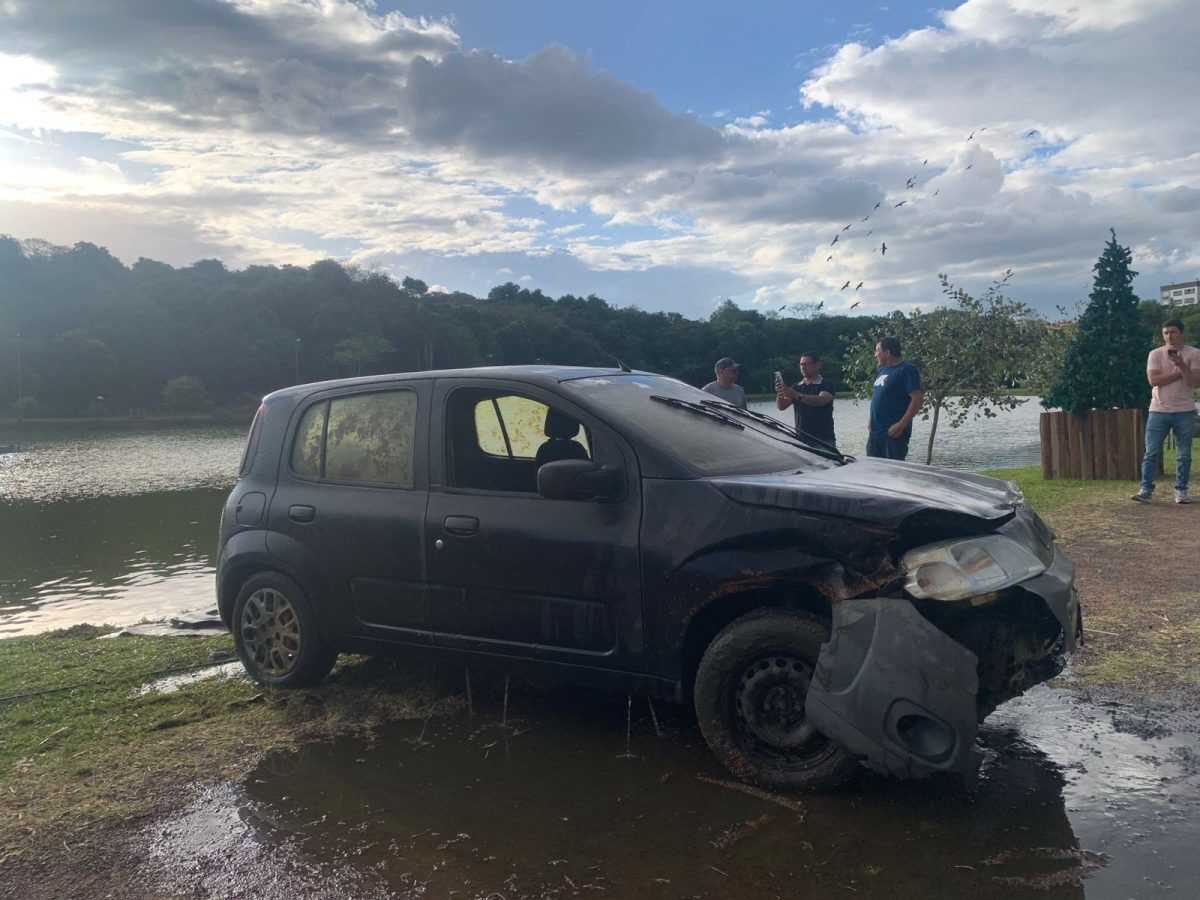 Carro é retirado do lago do Parque dos Dick