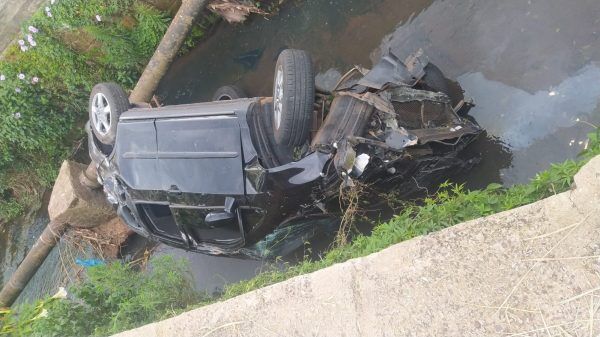 Motorista capota o carro na BR