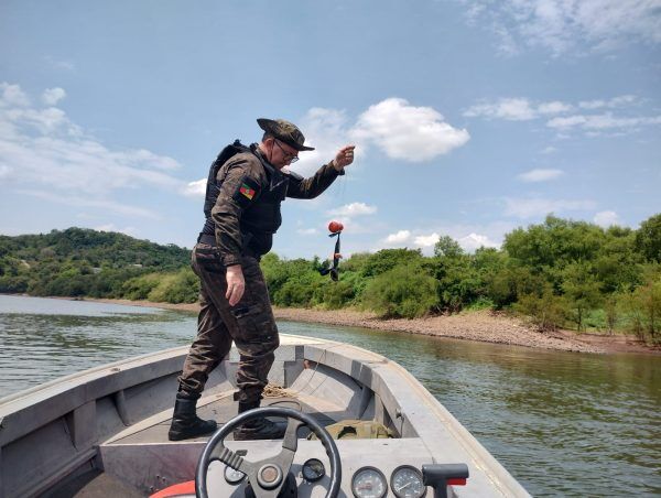 Brigada Militar fiscaliza pesca em área proibida