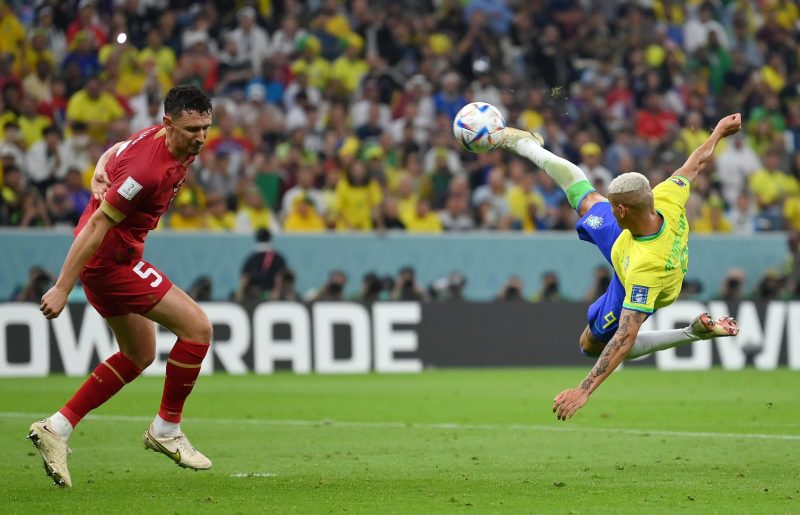 Richarlison faz dois e Brasil vence a Sérvia na estreia