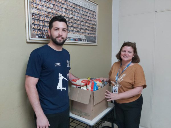 Bira entrega donativos para a Escola Francisco Oscar Karnal