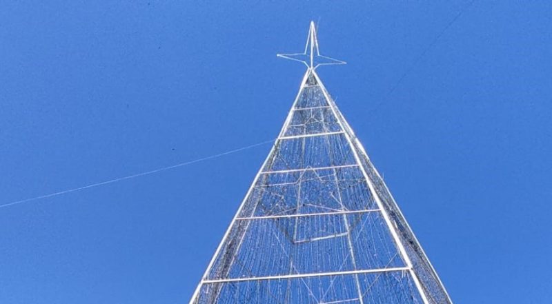 Arroio do Meio constrói árvore de Natal com 21 metros