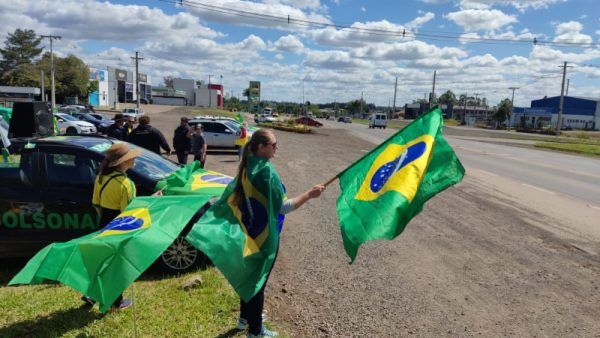 Começa protesto às margens da ERS-130, em Arroio do Meio