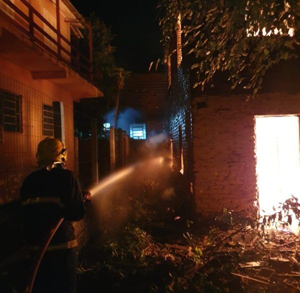 Incêndio consome residência em Estrela