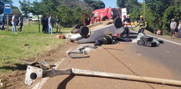 Carro capota na alça de acesso a Estrela 