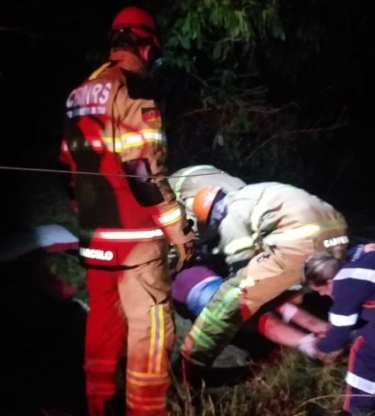 Caminhão cai em ribanceira na ERS-129 em Vespasiano Corrêa