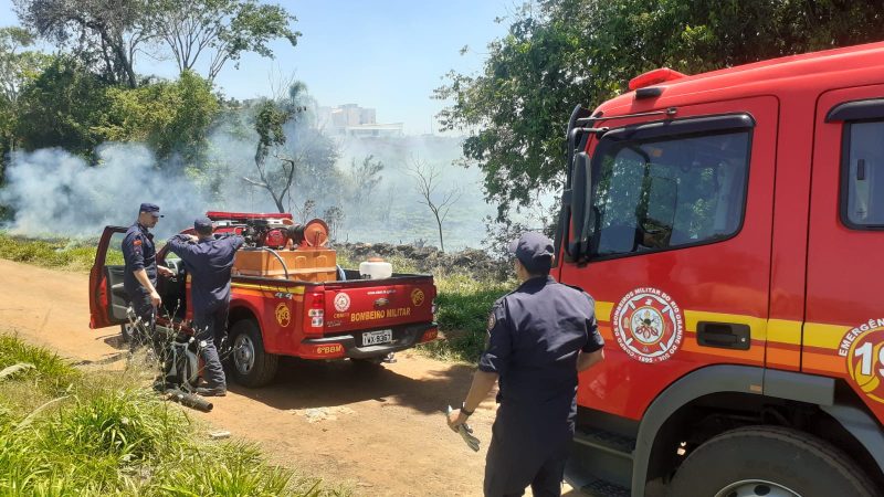 Bombeiros combatem fogo em vegetação em dois bairros de Lajeado