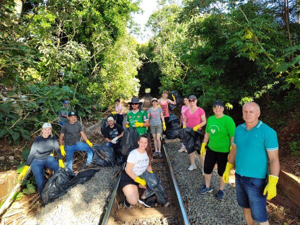 Voluntários recolhem lixo em Canabarro