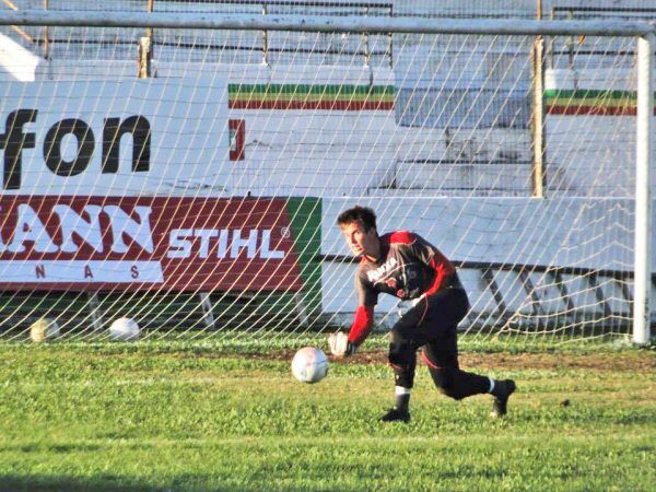 Goleiro se aposenta após dez anos