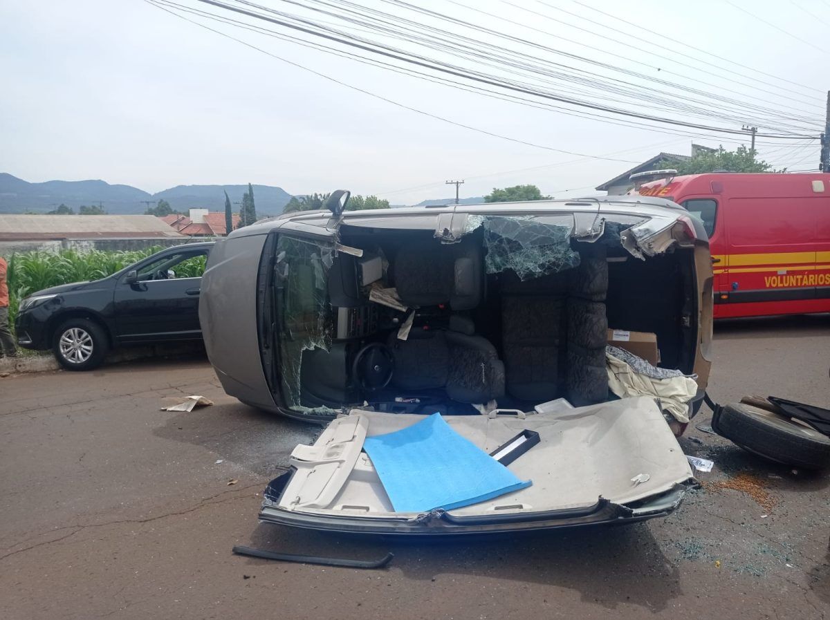 Acidente deixa motorista presa às ferragens em Teutônia