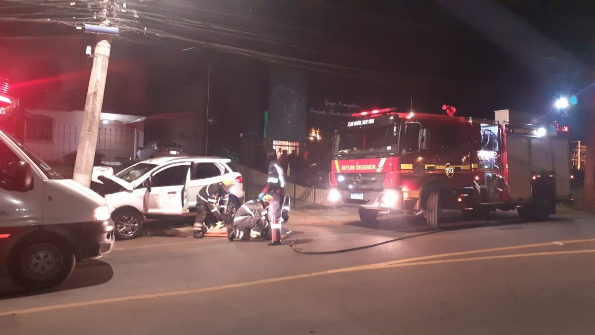 Homem sofre ferimentos após carro atingir poste em Lajeado