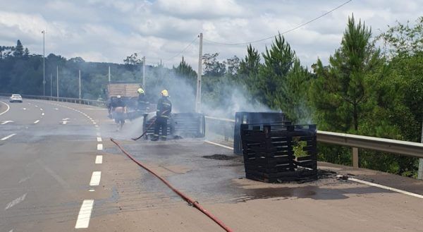 VÍDEO: Carga de caminhão incendeia na BR-386, em Estrela