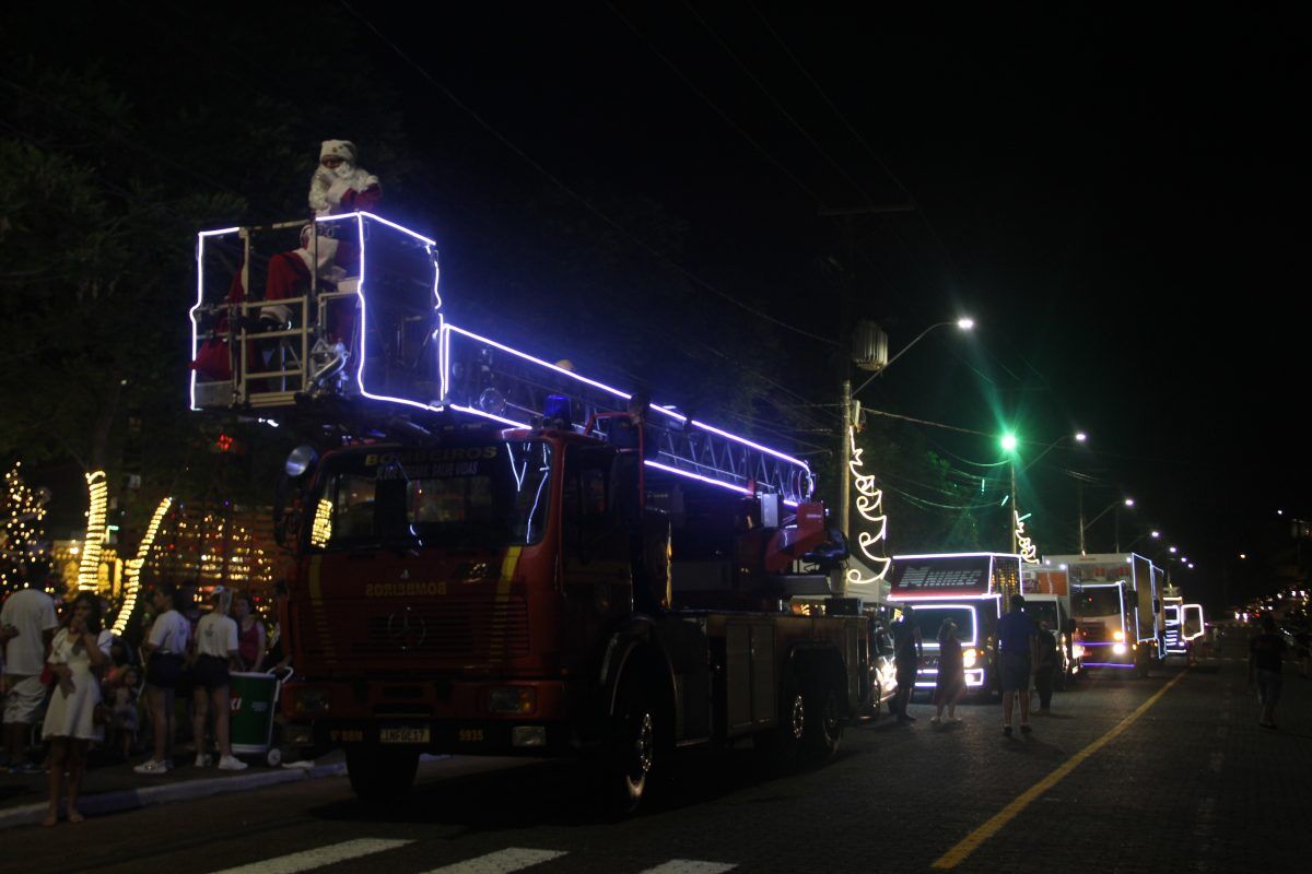 FOTOS: Caravana Iluminada e show de patinação marcam a noite
