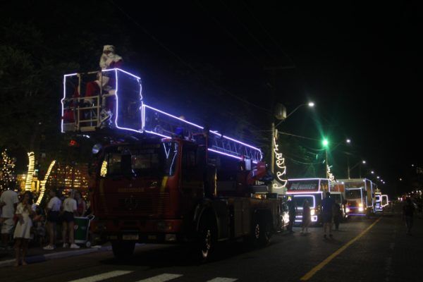 FOTOS: Caravana Iluminada e show de patinação marcam a noite