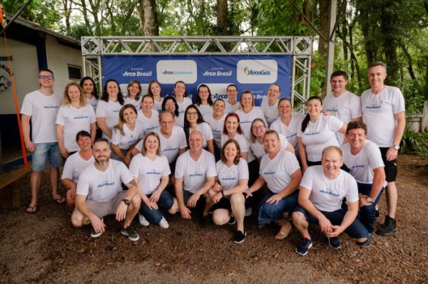 Grupo ArcoBrasil presta homenagens e confraterniza com os colaboradores