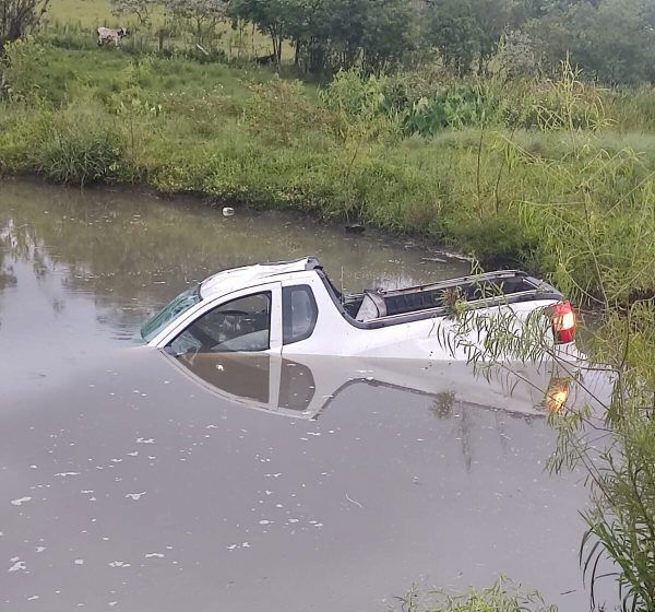 Carro sai da pista e cai em açude