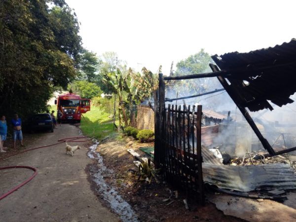 Incêndio destroi duas residências em Bom Retiro