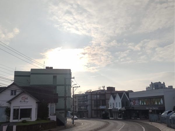 Domingo terá sol entre nuvens e forte calor no Vale