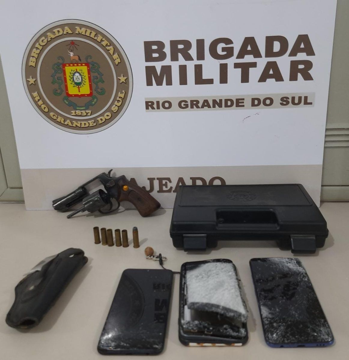 Homem é preso por disparo de revólver e lesão corporal