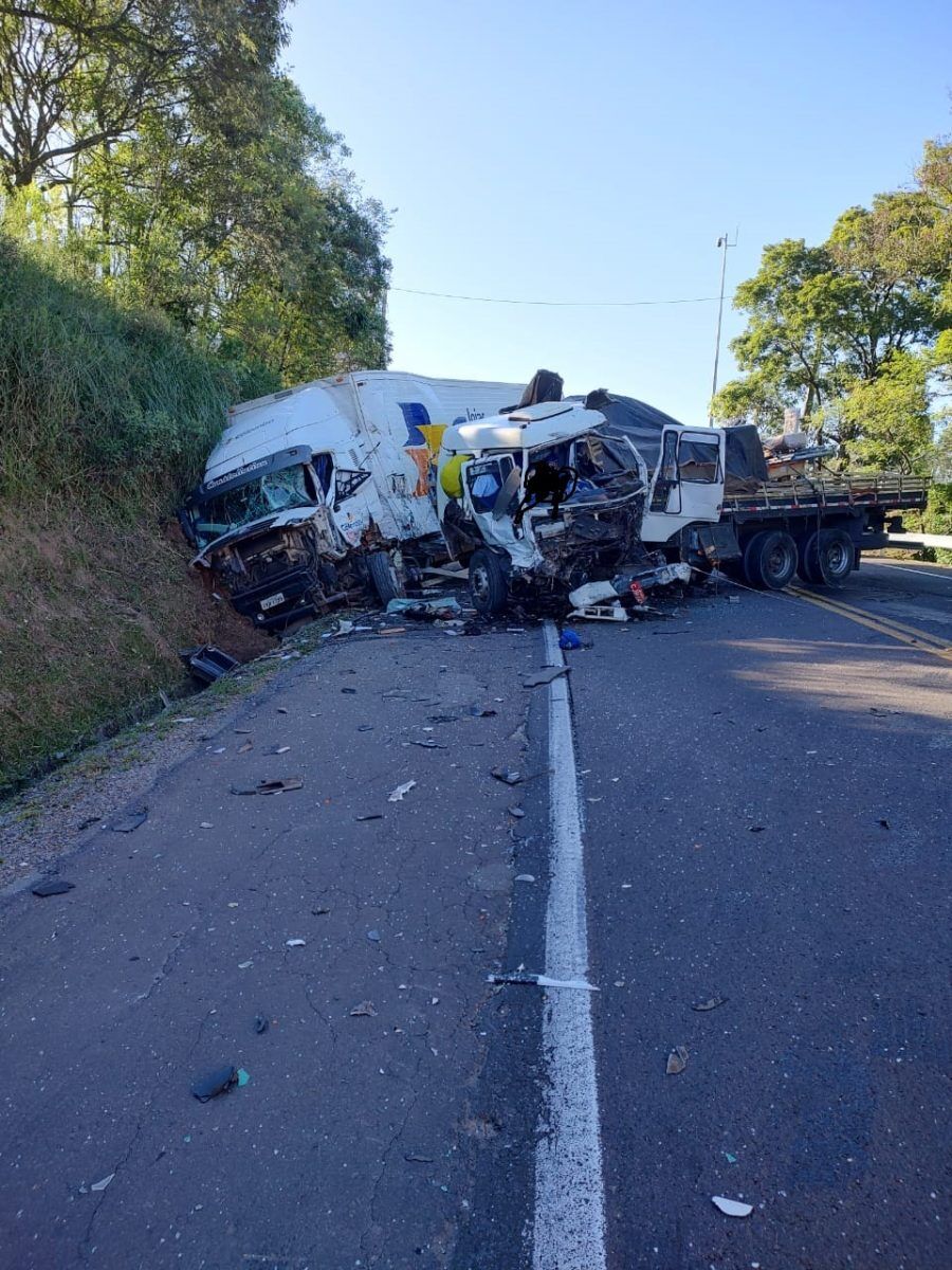 Acidente envolve dois caminhões e um automóvel na BR-386 em Pouso Novo