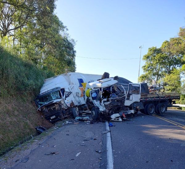 Acidente envolve dois caminhões e um automóvel na BR-386 em Pouso Novo