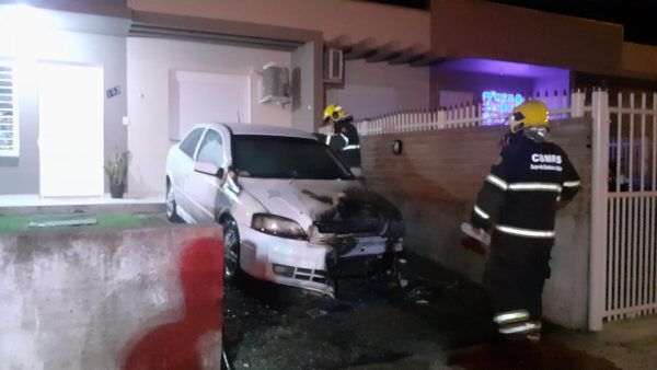 Carro pega fogo em Cruzeiro do Sul