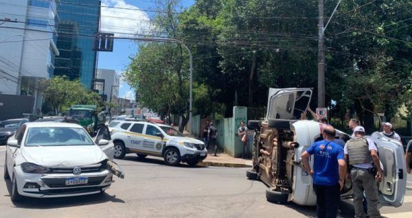 Carro tomba após colisão no Centro de Lajeado 