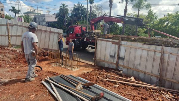 Arroio do Meio iça armaduras do pórtico nesta segunda-feira