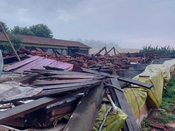 Chiqueirão é destruído pelo temporal em Cruzeiro do Sul